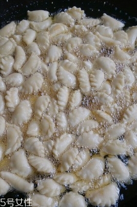 油角的皮要怎樣才松脆？關(guān)鍵看火候和時(shí)間