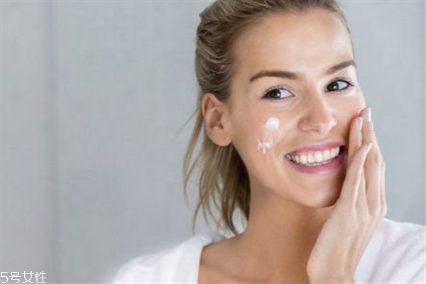 鼻子毛孔粗大發(fā)紅怎么辦？毛孔粗大的解決方法