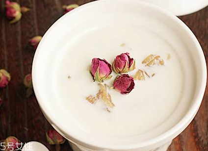 花膠燉牛奶用什么牛奶？普通鮮奶即可