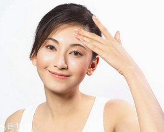 額頭毛孔粗大用什么護(hù)膚品？額頭毛孔粗大和出油有關(guān)系