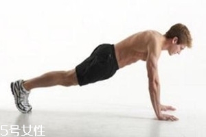 腰椎間盤突出能做俯臥撐嗎？俯臥撐禁忌人群