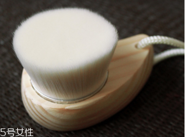 額頭毛孔粗大怎么辦？正確使用潔面刷毛孔會變小