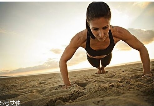 腰椎間盤突出能做俯臥撐嗎？俯臥撐禁忌人群