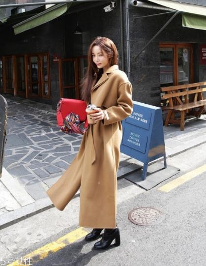 卡其色大衣配什么包包？這樣搭配高貴優(yōu)雅