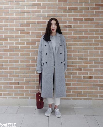 灰色大衣配什么顏色包包？這樣搭配穿出高級(jí)感