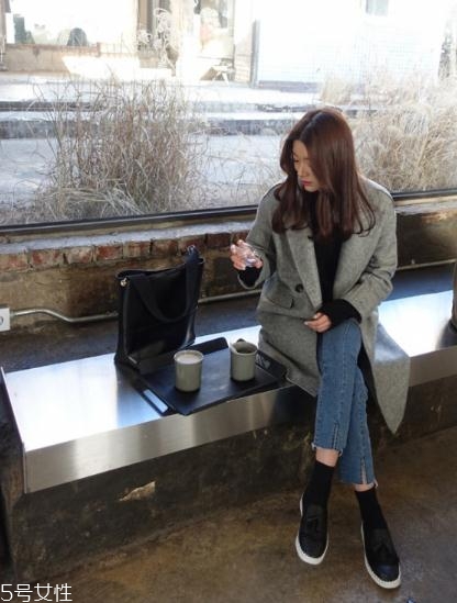 灰色大衣配牛仔褲好看嗎？打造中性灑脫范兒