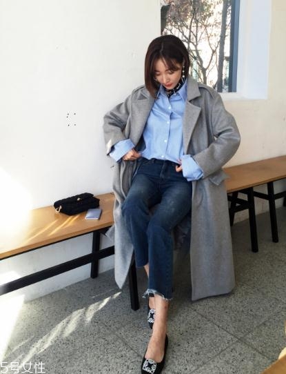 灰色大衣配牛仔褲好看嗎？打造中性灑脫范兒