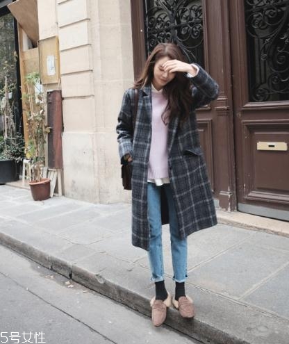 灰色大衣配牛仔褲好看嗎？打造中性灑脫范兒