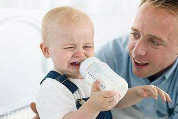 母乳寶寶如何判斷奶量？媽媽記得要多喝奶