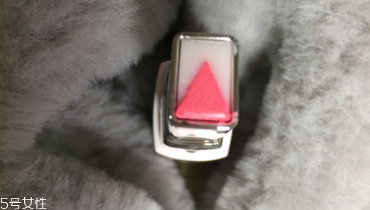 蘭芝V型唇膏01號(hào)色是什么樣的？淡粉色很溫婉