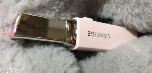 蘭芝V型唇膏01號(hào)色是什么樣的？淡粉色很溫婉