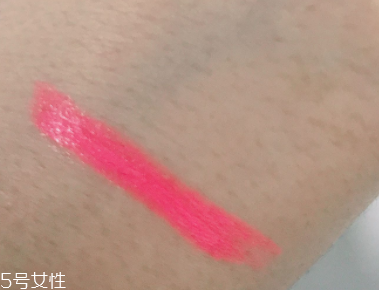 蘭芝V型唇膏01號(hào)色是什么樣的？淡粉色很溫婉