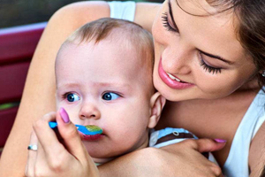 母乳寶寶如何判斷奶量？媽媽記得要多喝奶