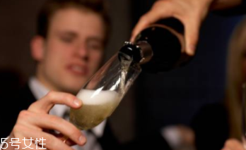 喝酒都會導(dǎo)致哪些癌癥？消化道最先遭殃