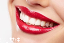 牙齒發(fā)黃是天生的嗎？只是你刷牙偷懶了