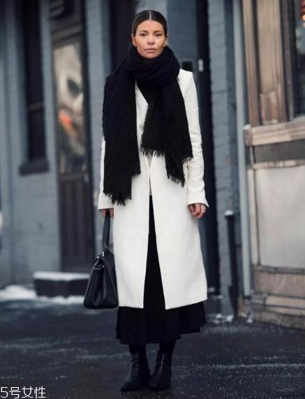 冬季半身裙怎么搭配？這樣穿時尚又藏肉