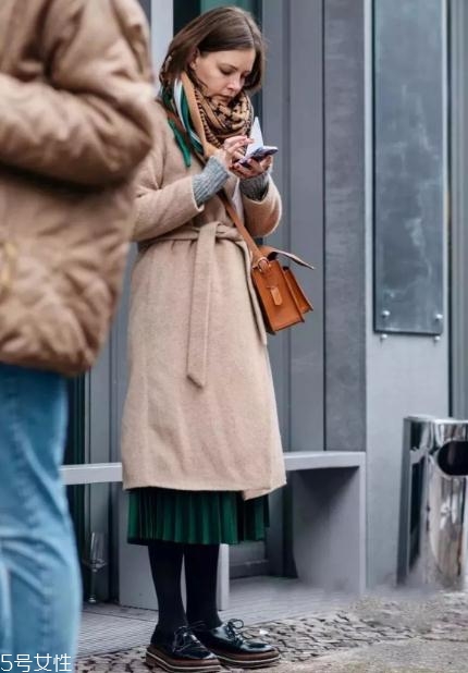 冬季半身裙怎么搭配？這樣穿時尚又藏肉