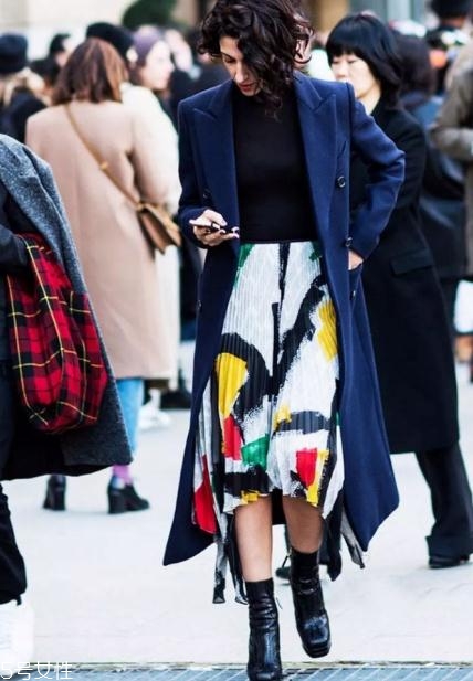 冬季半身裙怎么搭配？這樣穿時尚又藏肉