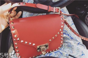 華倫天奴包包一般多少錢？女明星爭奇斗艷全靠它