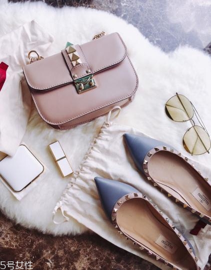 華倫天奴包包一般多少錢？女明星爭奇斗艷全靠它