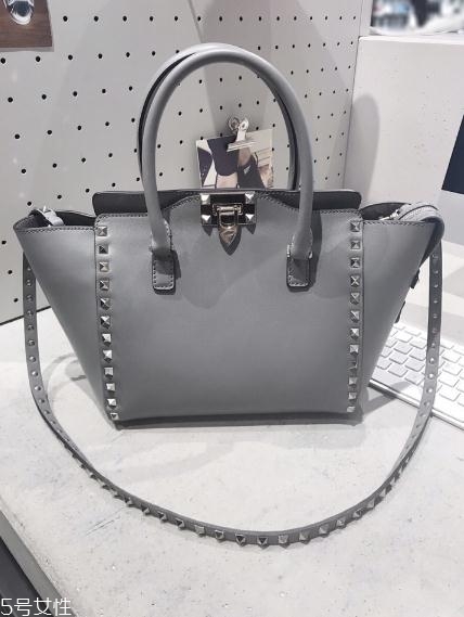 華倫天奴包包一般多少錢？女明星爭奇斗艷全靠它