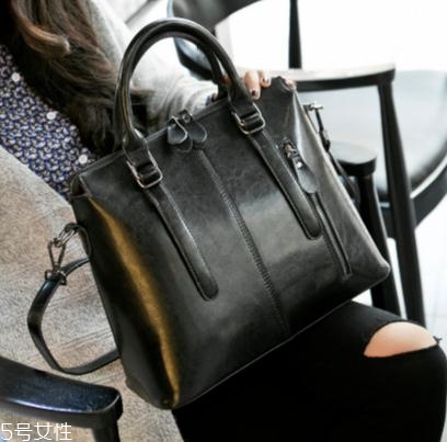 油蠟皮是什么皮？這種材質(zhì)的包包你一定買(mǎi)過(guò)