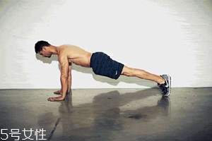 俯臥撐塌腰怎么辦？教你如何解決