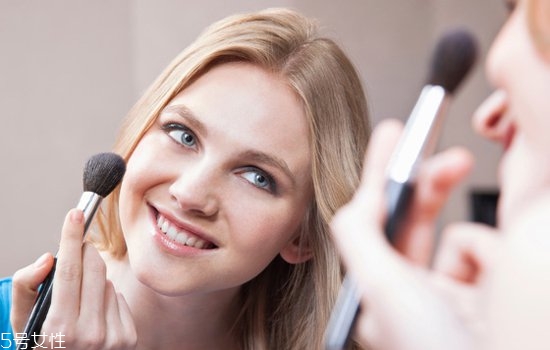 腮紅膏和腮紅粉哪個好用？黃皮適合的腮紅顏色