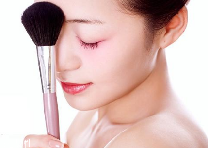 腮紅過期了還能用嗎？腮紅刷的使用要點(diǎn)