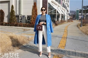 藍(lán)色大衣搭配什么包包？為你凹足造型感