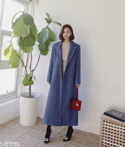 藍(lán)色大衣搭配什么包包？為你凹足造型感