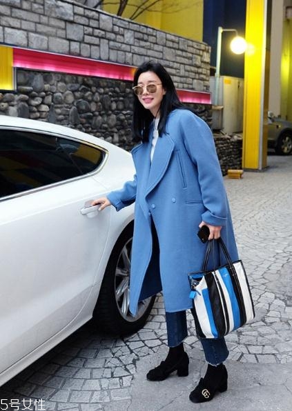 藍(lán)色大衣搭配什么包包？為你凹足造型感