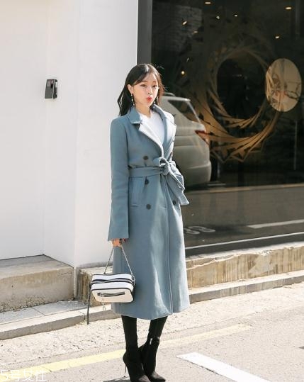 藍(lán)色大衣搭配什么包包？為你凹足造型感