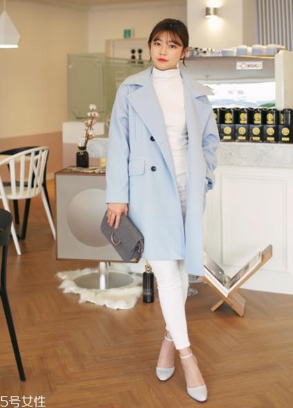 藍(lán)色大衣搭配什么包包？為你凹足造型感