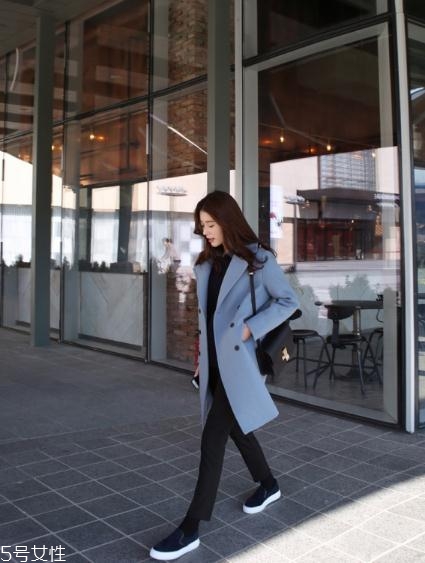 藍(lán)色大衣搭配什么包包？為你凹足造型感