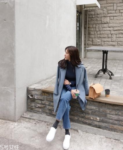 藍(lán)色大衣搭配什么包包？為你凹足造型感