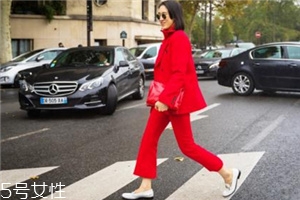 大紅色包包怎么搭配？新年就要紅紅火火