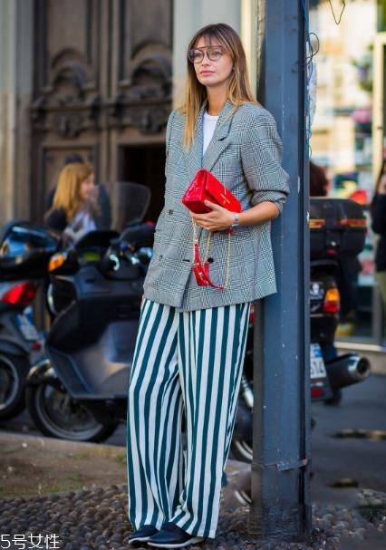 大紅色包包怎么搭配？新年就要紅紅火火