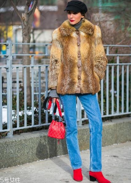 大紅色包包怎么搭配？新年就要紅紅火火