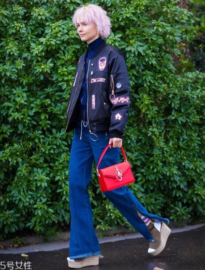 大紅色包包怎么搭配？新年就要紅紅火火