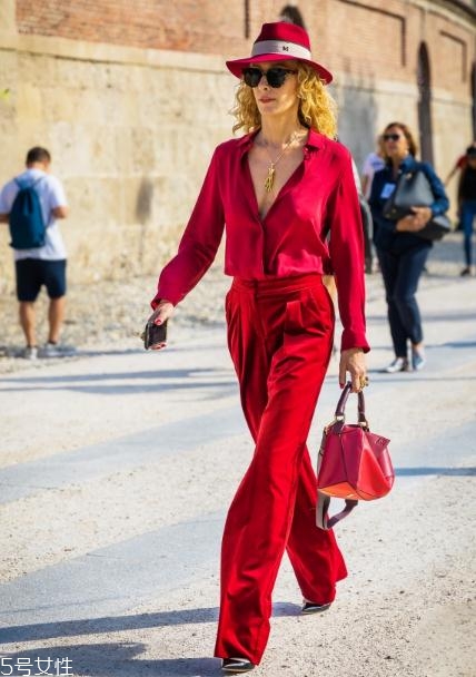 大紅色包包怎么搭配？新年就要紅紅火火