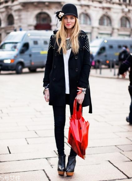 大紅色包包怎么搭配？新年就要紅紅火火