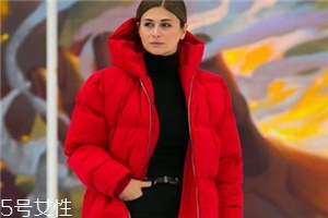 大紅色外套配什么顏色打底衫？四款顏色搭配照亮冬季