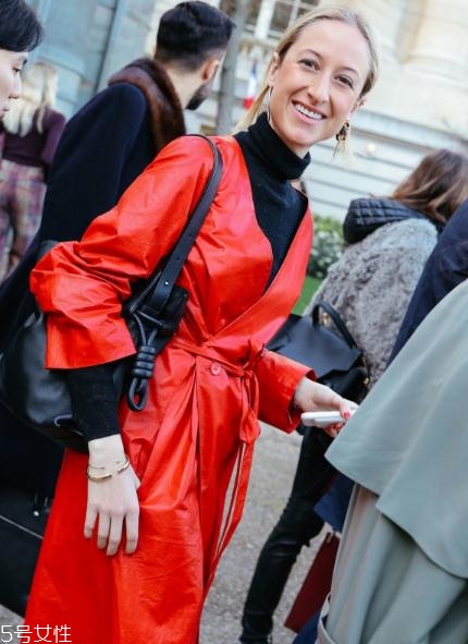 大紅色外套配什么顏色打底衫？四款顏色搭配照亮冬季