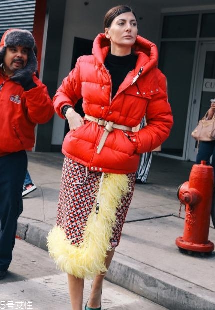 大紅色外套配什么顏色打底衫？四款顏色搭配照亮冬季