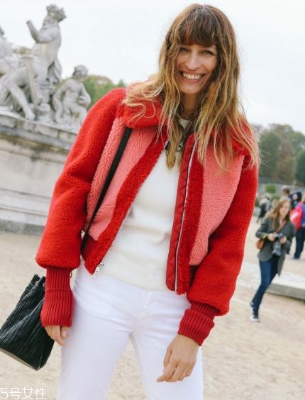 大紅色外套配什么顏色打底衫？四款顏色搭配照亮冬季