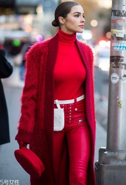 大紅色外套配什么顏色打底衫？四款顏色搭配照亮冬季