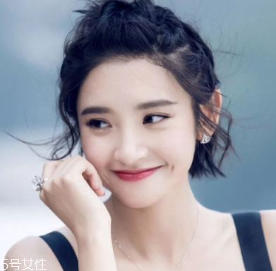 2018開(kāi)年爆款色莓果紫，怎么涂更美？