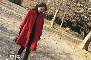 大紅色大衣配什么顏色毛衣？新年就要中國紅