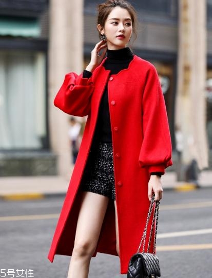 大紅色大衣配什么顏色毛衣？新年就要中國紅